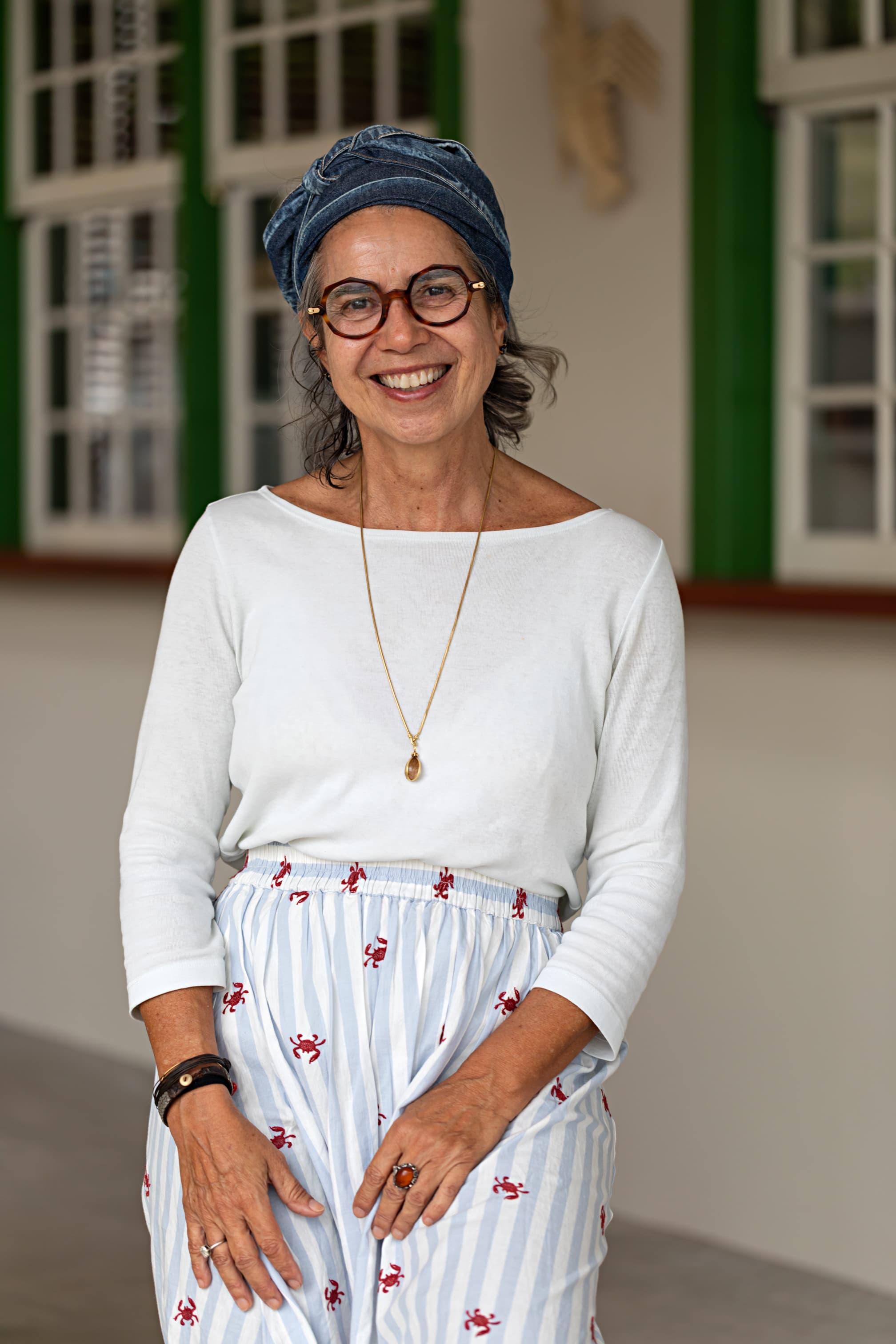 Marina Hirsch na frente do restaurante